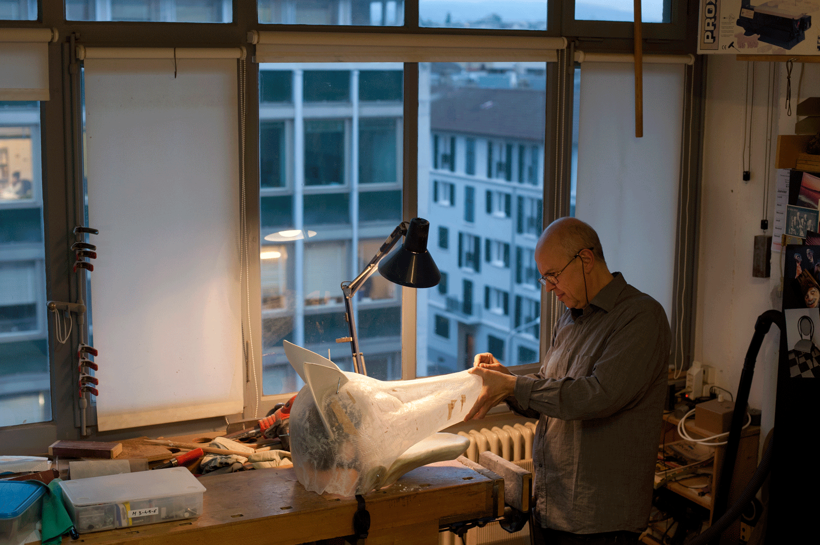 Pierre Monnerat dans son atelier travaillant sur une tête de loup géante.