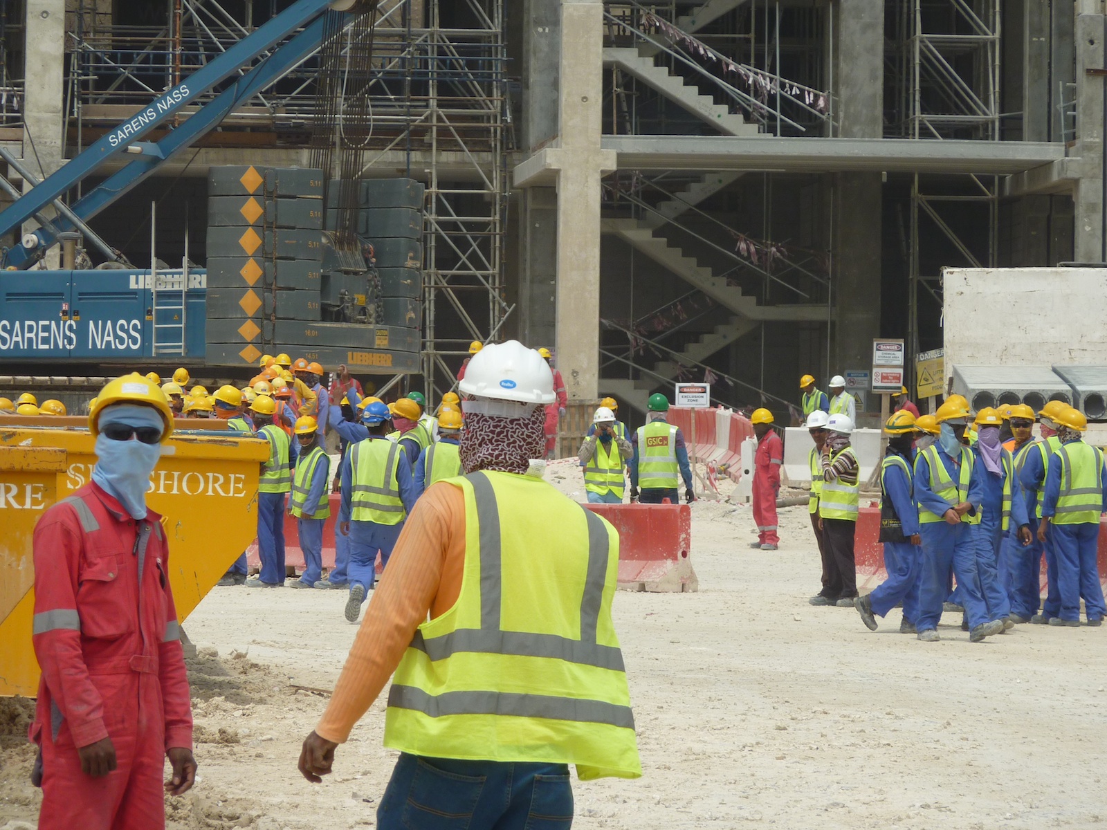 Travailleurs sur un chantier de stade.