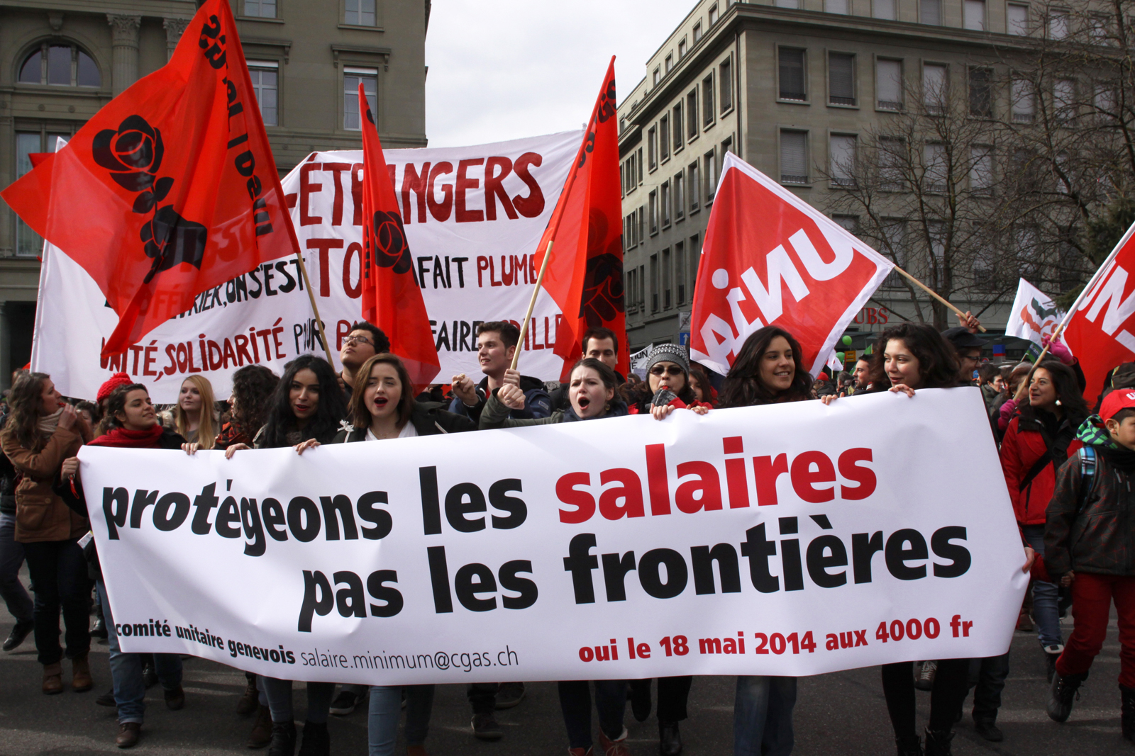 Manifestation à Berne. Sur une banderole on peut lire: Protégeons les salaires pas les frontières.