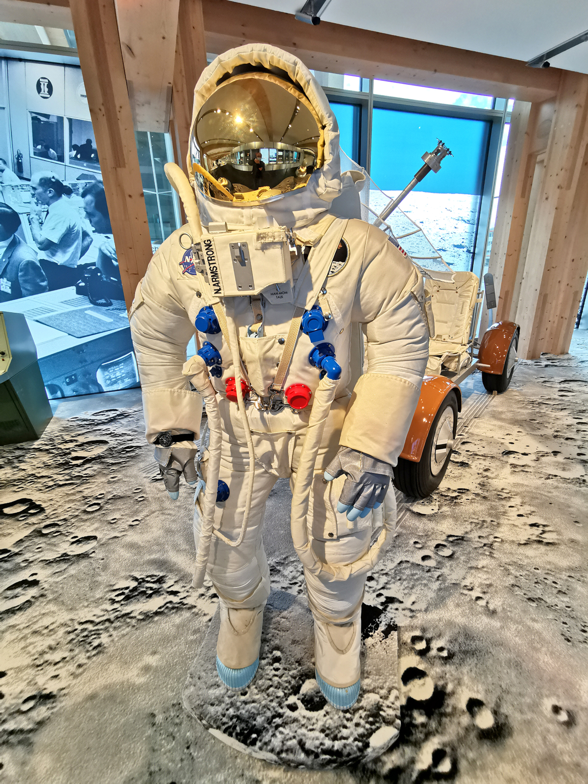 Mannequin d'astronaute portant une montre.