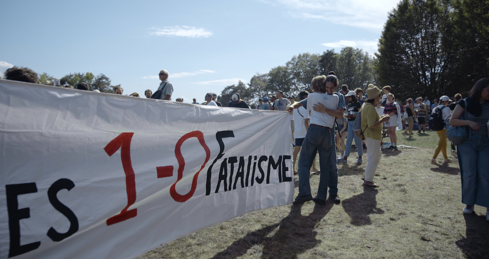 Image tirée du film représentant des jeunes lors d'une manifestation pour le climat.