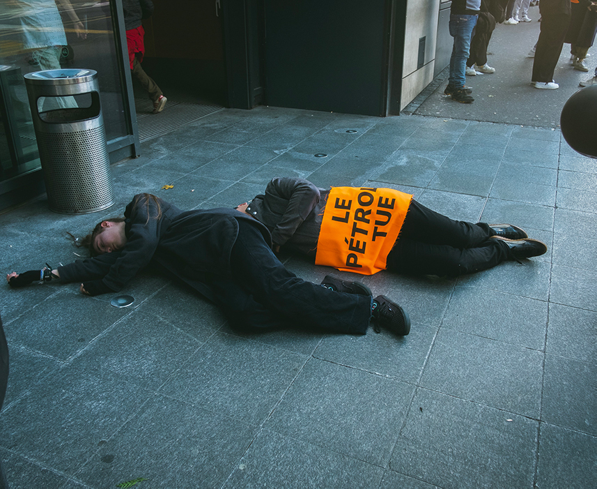 A Fribourg, samedi 5 octobre, plusieurs activistes ont fait les morts. © Act Now!