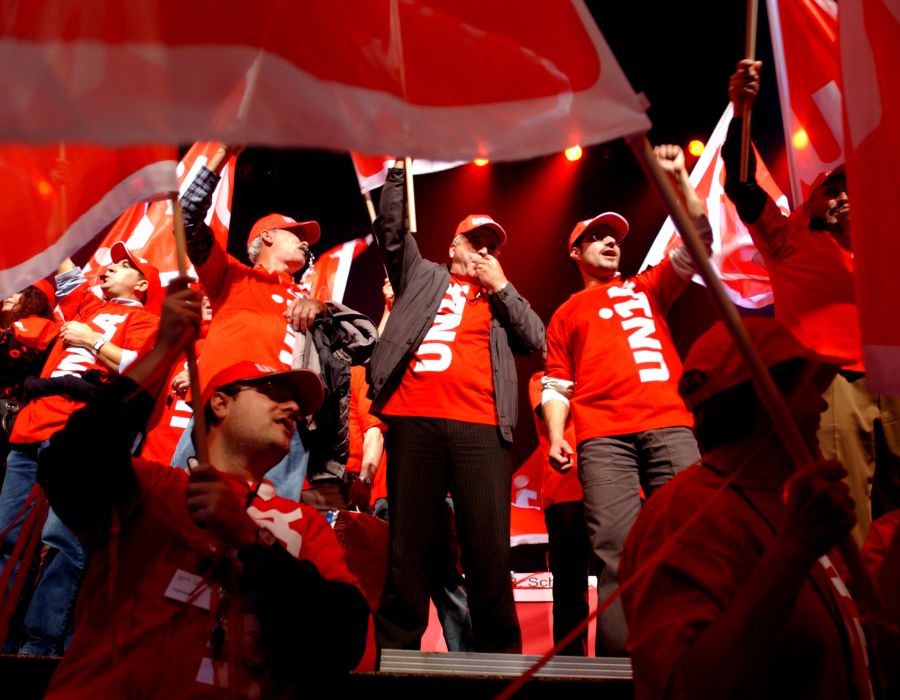 Personnes avec des t-shirts rouges d'Unia