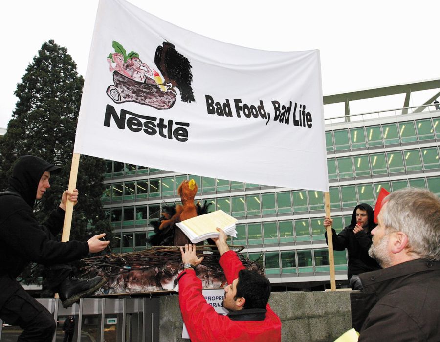 Action devant le siège de Nestlé. Une banderole "Nestlé, bad food, bad life".