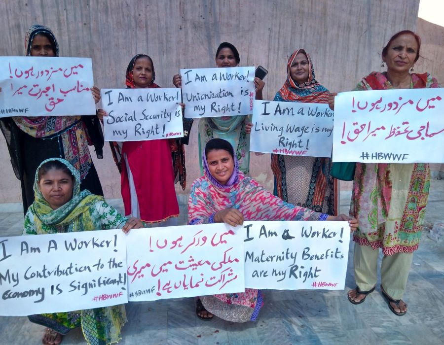 Mobilisation de femmes munies de pancartes.