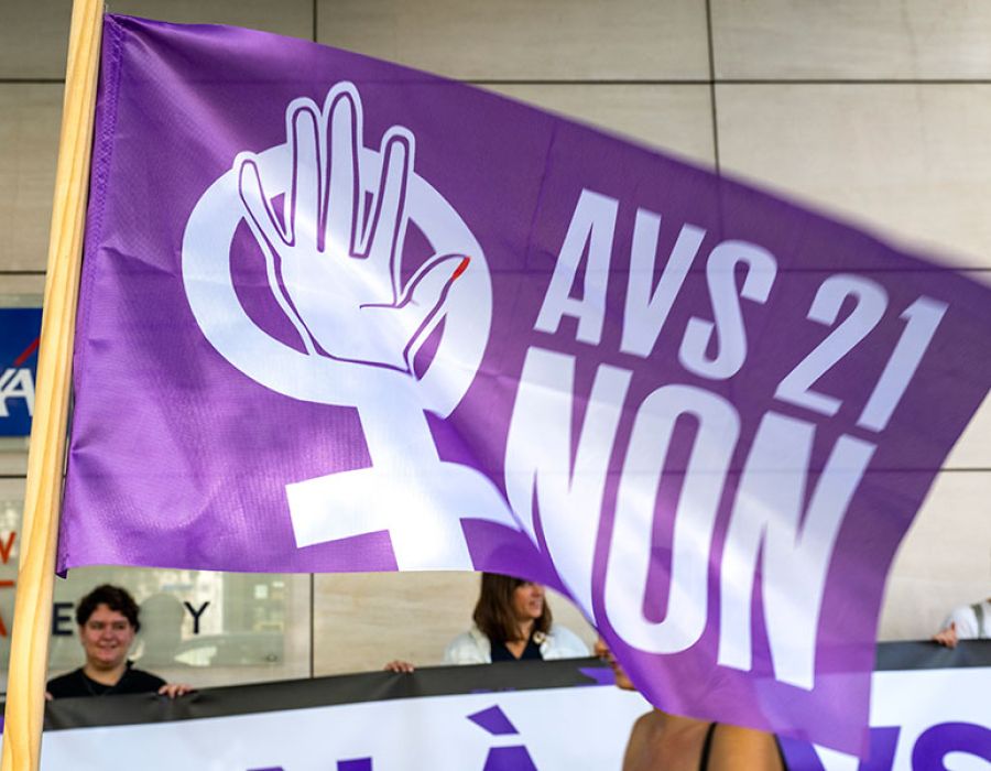 Malgré l’opposition d’une large fronde syndicale et féministe, la réforme AVS21 a été acceptée de justesse dans les urnes le 25 septembre 2022 avec 50,6% de votes favorables.