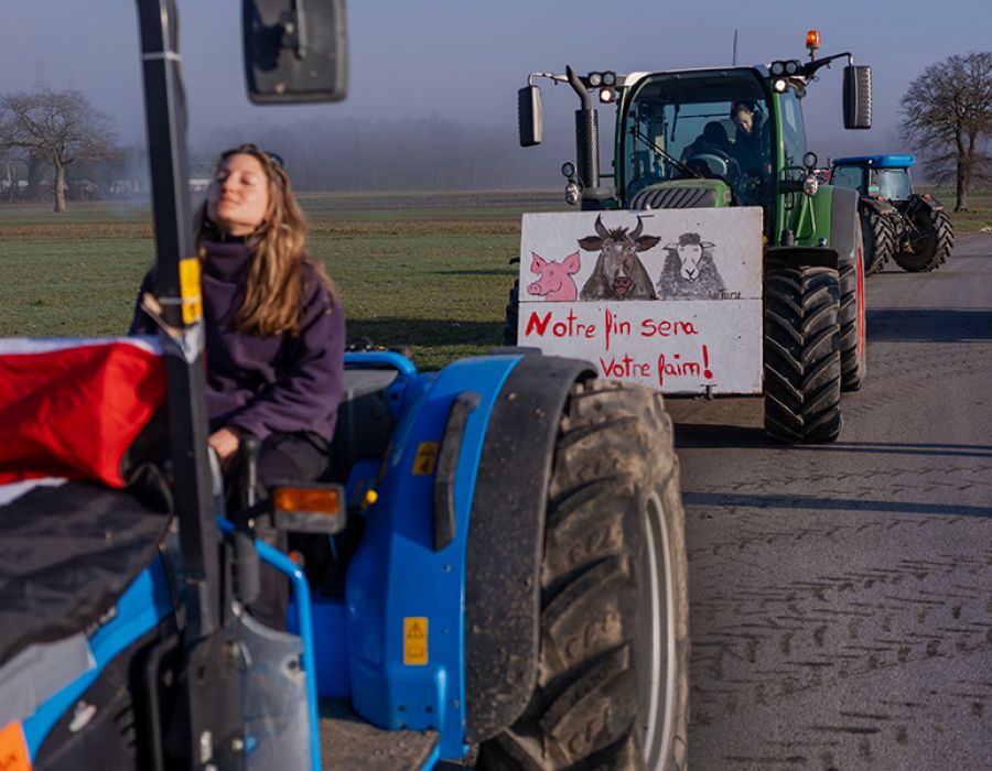 En écho aux mobilisations des agriculteurs européens, des paysans suisses ont exprimé, le 3 février, leur colère et leurs revendications à Genève.