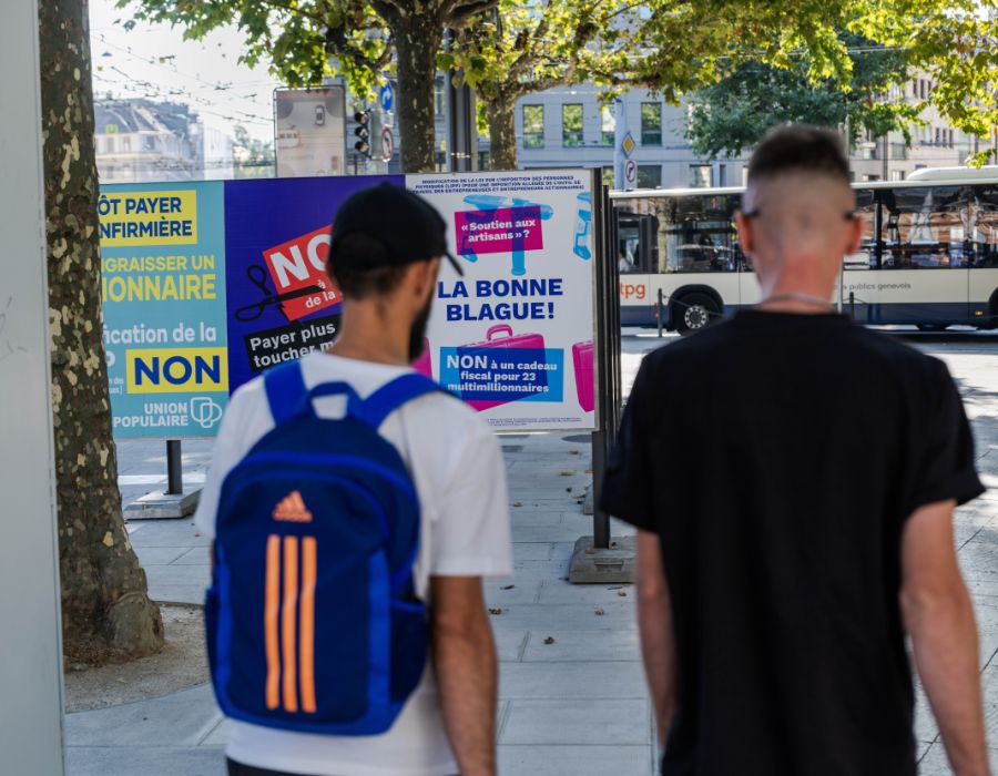 Jeunes hommes qui marchent devant une affiche