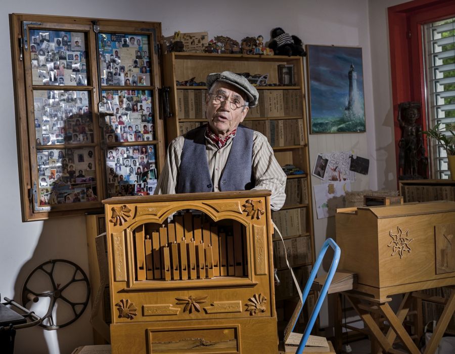 Portrait de Willy Roaux avec son orgue de Barbarie.