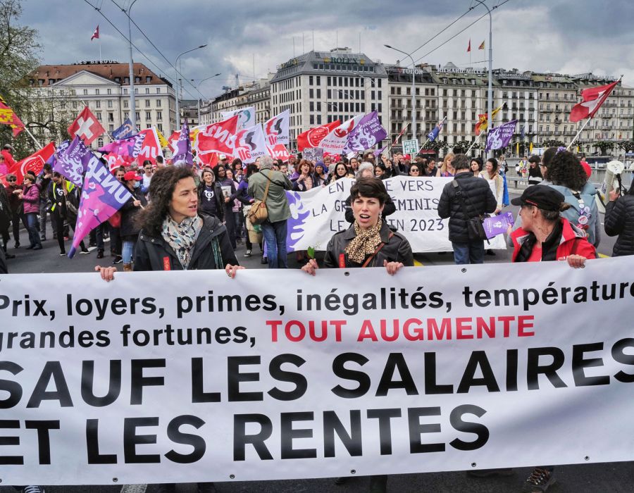 Banderole du 1er Mai à Genève: Tout augmente, sauf les salaires et les rentes.