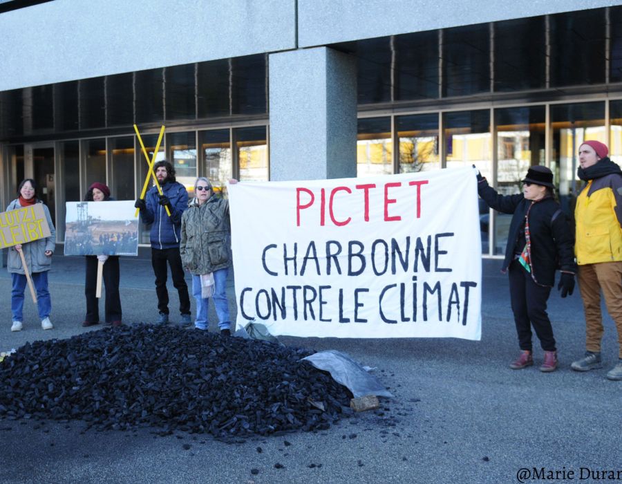 Activistes déversant du charbon devant Pictet.