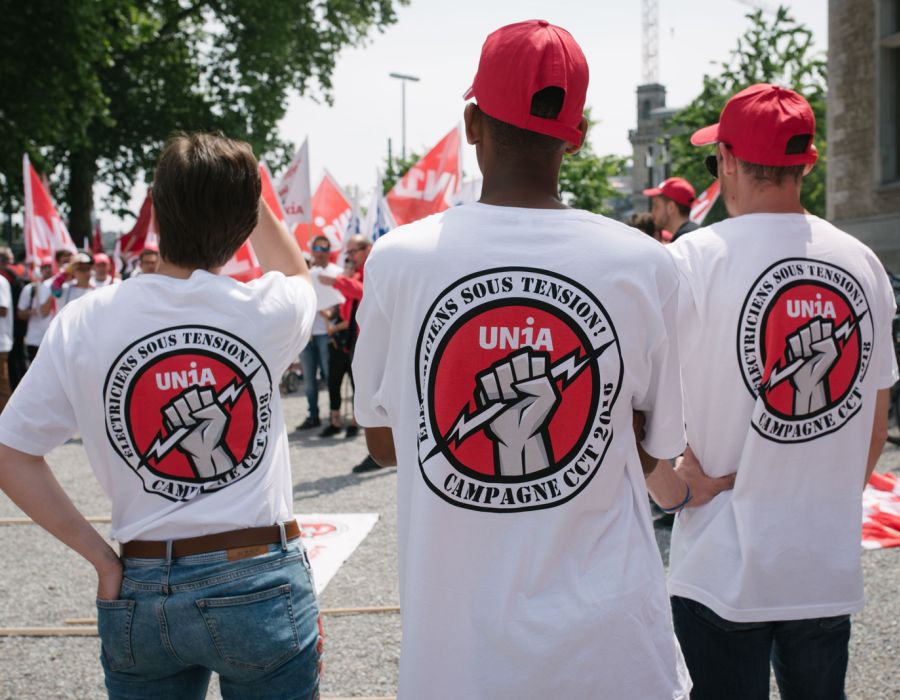 Le 19 mai 2018, quelque 400 électriciens venus de toute la Suisse ont manifesté à Zurich devant le siège des patrons pour exiger des améliorations substantielles de leurs conditions de travail et d’embauche.  