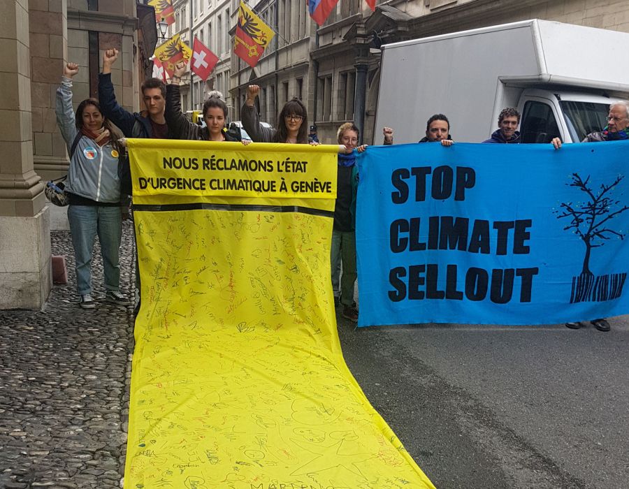 Des activites du mouvement ClimateStrike avec une banderole sur laquelle on peut lire: "Nous réclamons l'état d'urgence climatique à Genève."