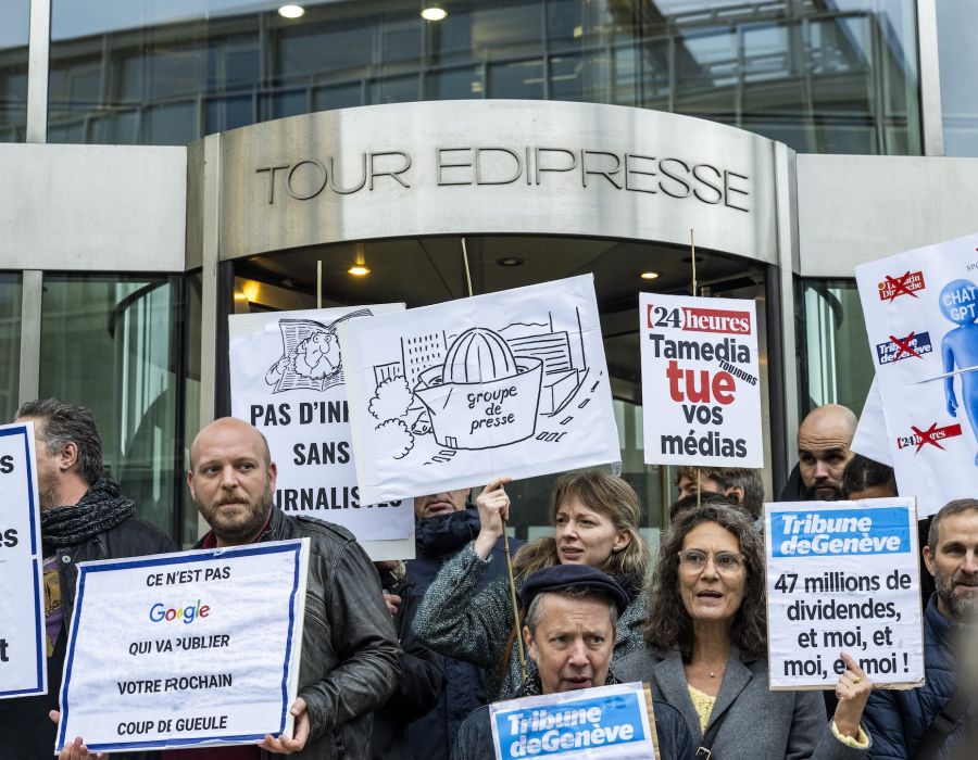 Employés de Tamedia manifestant devant la tour Edipresse, à Lausanne.