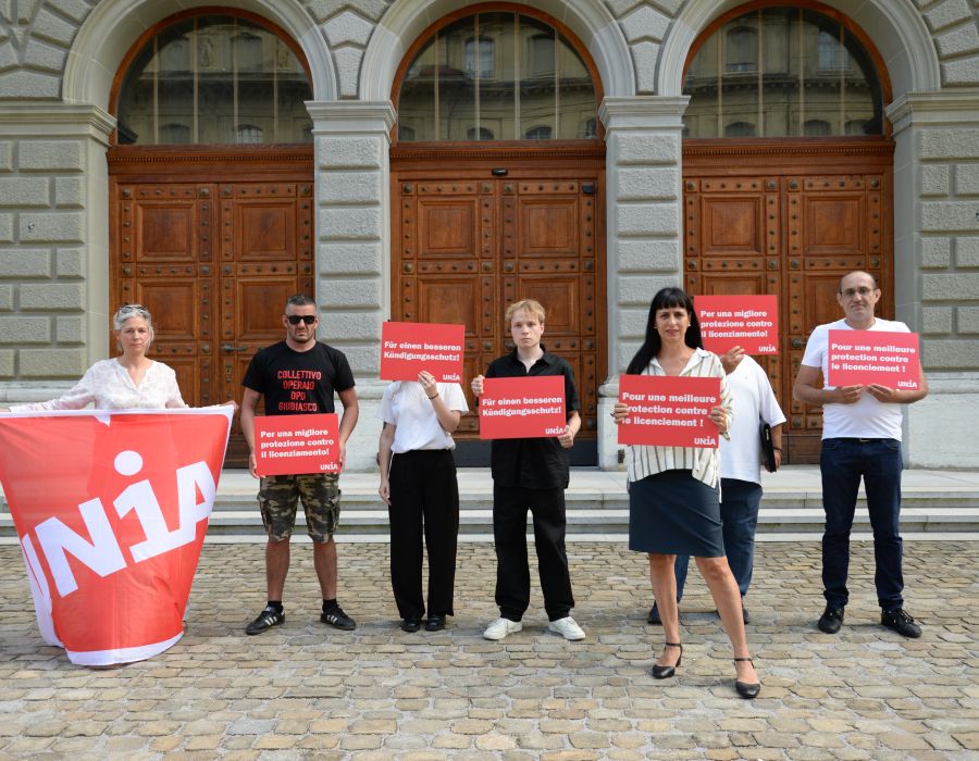 militants syndicaux devant le Palais fédéral