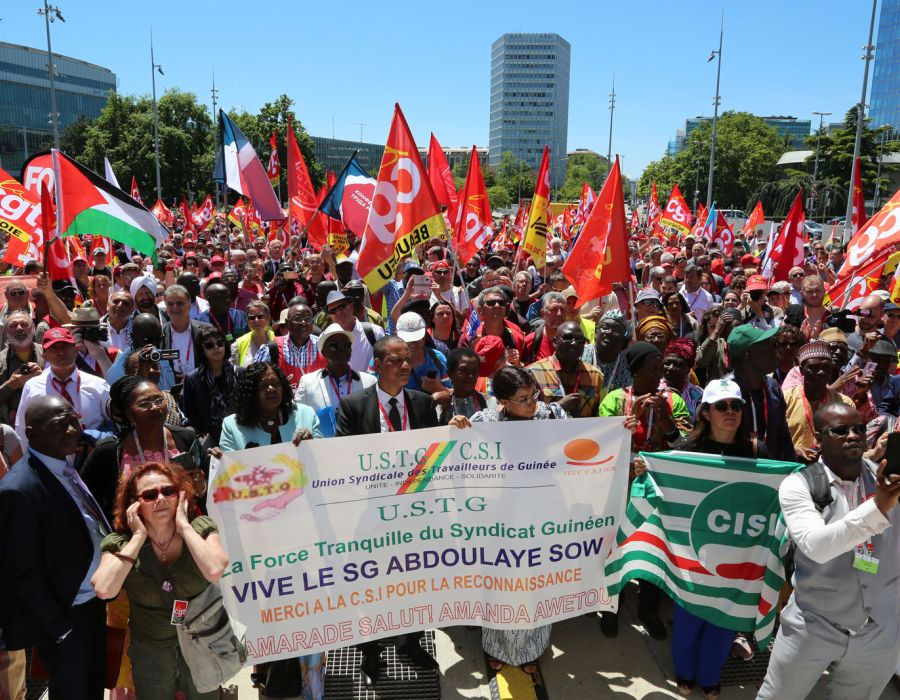 Manifestation d’ampleur des syndicalistes internationaux pour que l’OIT poursuive sa mission d’amélioration des conditions de travail et des droits des salariés.