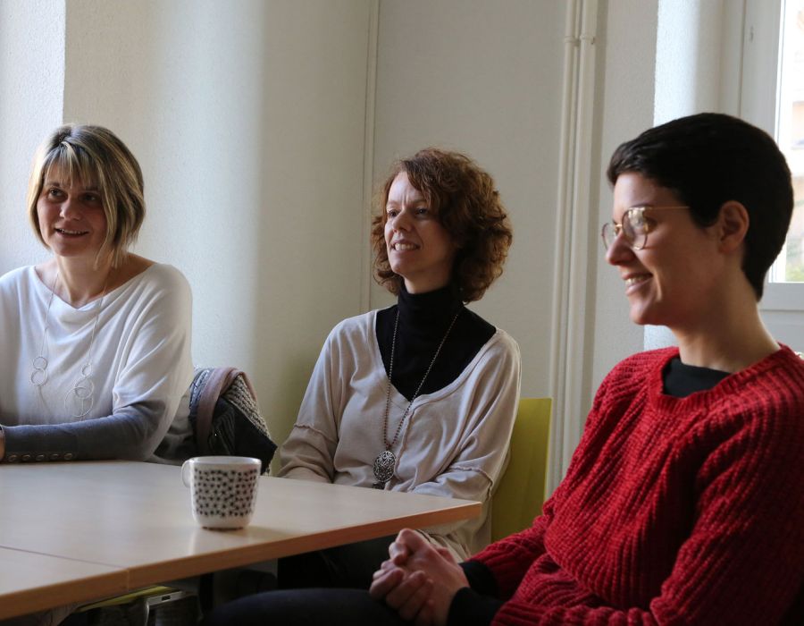 Sylvie Dupraz, Sandrine Rollinet et Cinzia Sigg assises autour d'une table.