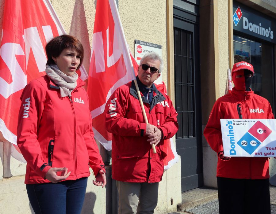 Des syndicalistes d'Unia devant Domino's Pizza à Neuchâtel.
