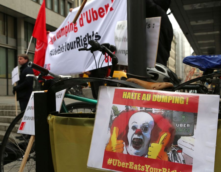 Action de 2019 avec une panacarte représentant un clown McDonald's hurlant "Halte au dumping salarial".