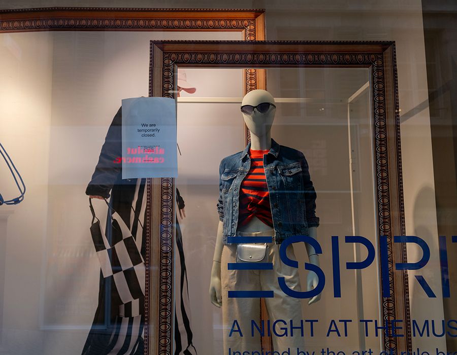 Des employées et des employés des boutiques Esprit se sont retrouvés devant des portes closes le 26 mars dernier. A Lausanne, sur la devanture de la boutique de la rue de Bourg, des affichettes annoncent une fermeture temporaire…