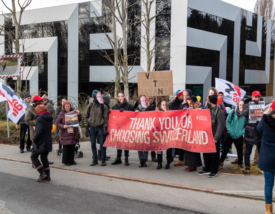 Un piquet de solidarité avec les victimes au Brésil et de protestation a été organisé devant le siège international de Vale, à Saint-Prex dans le canton de Vaud.