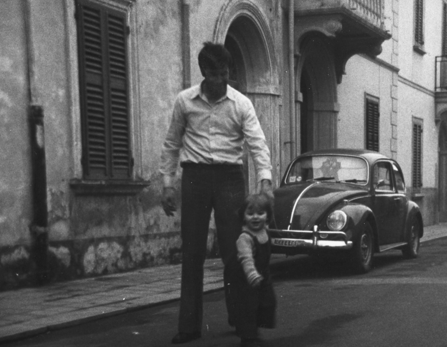 un homme avec son enfant dans une rue italienne, noir blanc