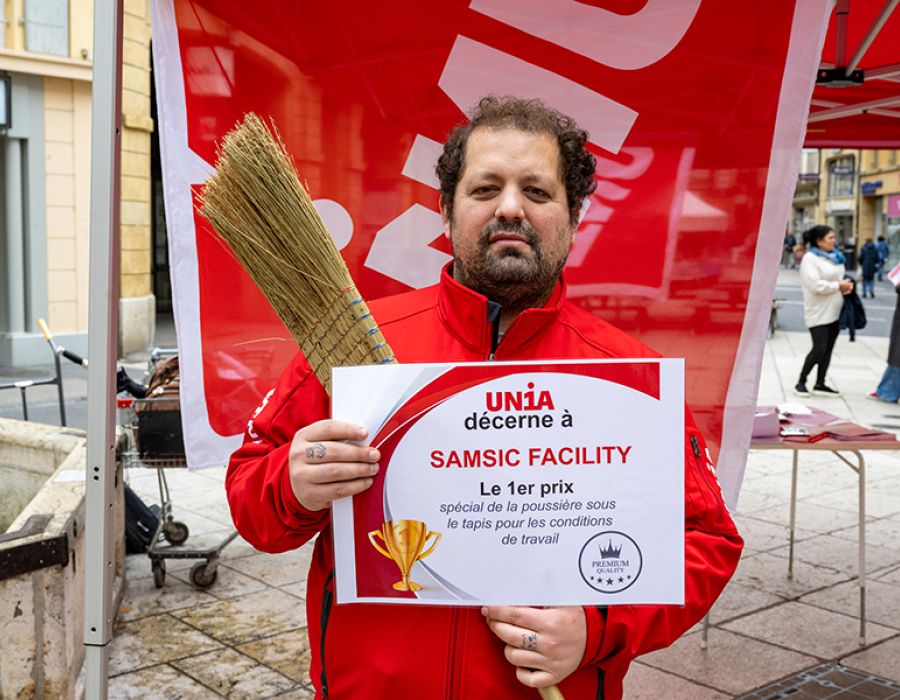 Unia Neuchâtel a remis un «balai d’or» à l’entreprise Samsic Facility, dénonçant entre autres des dépassements hors normes du temps de travail dans l’entreprise.