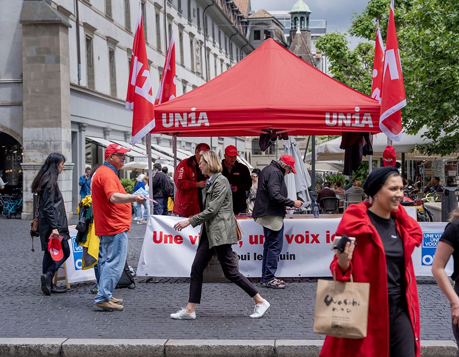 La présidente d’Unia, Vania Alleva, a distribué des tracts sur la place du Molard avec un groupe de syndicalistes.