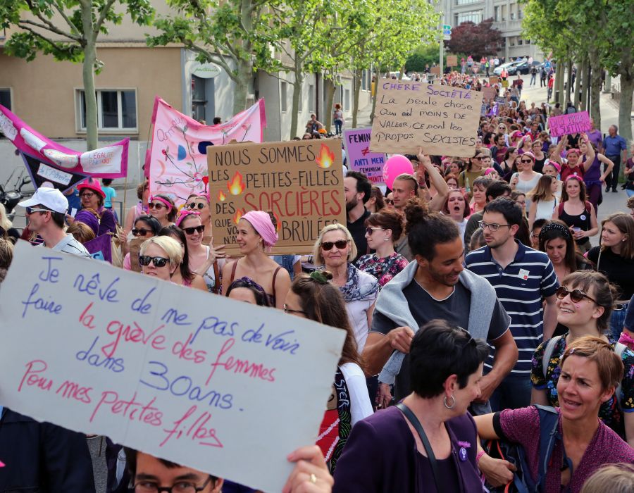 image de manifestants féministes