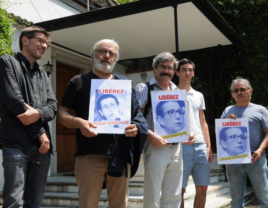 La délégation de syndicalistes et membres du comité devant l’ambassade d’Algérie à Berne. 