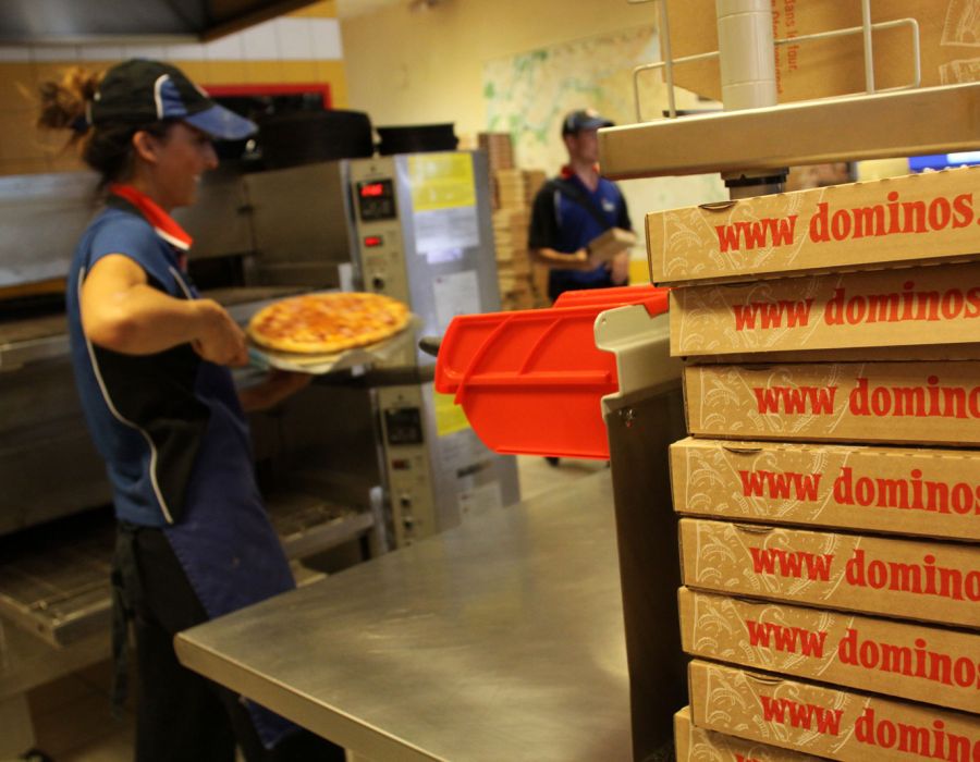 Employés de Domino's Pizza au travail.