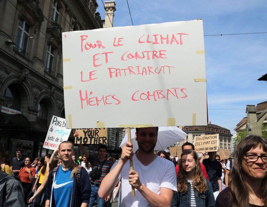 Manifestation à Lausanne. Sur une pancarte on peut lire: "Pour le climat et contre le patriarcat mêmes combats"
