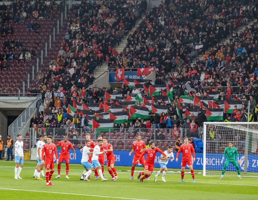 Durant un match de foot. Des drapeaux palestiniens dans les tribunes.