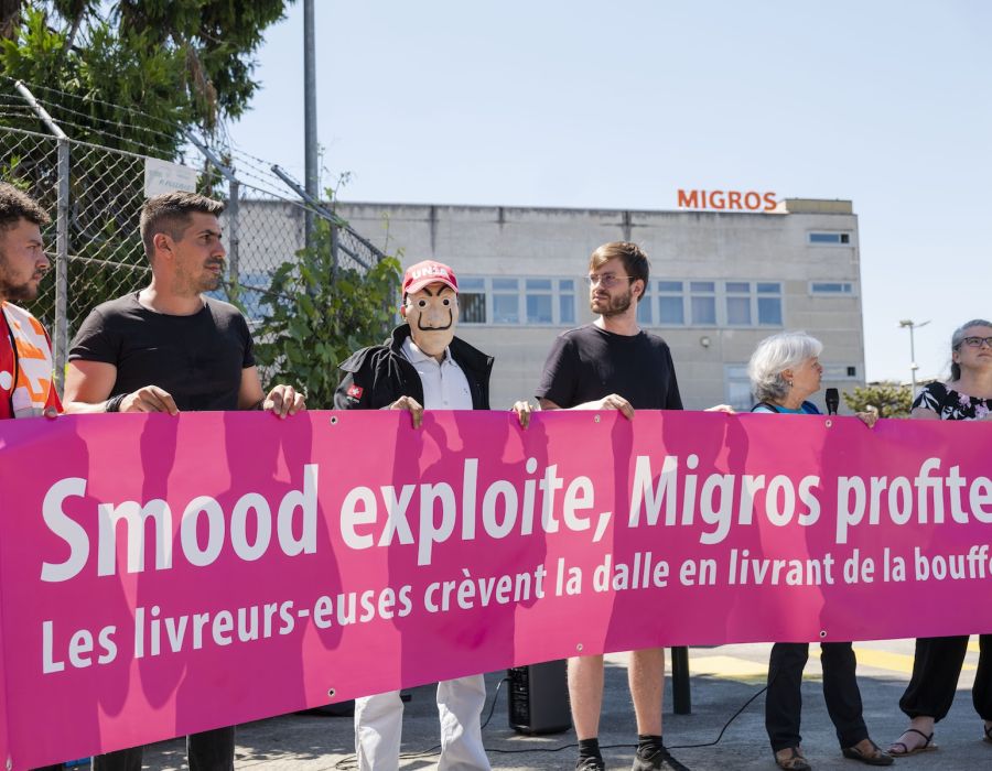 Le comité de soutien aux grévistes brandit une banderole: "Smood exploite, Migros profite".