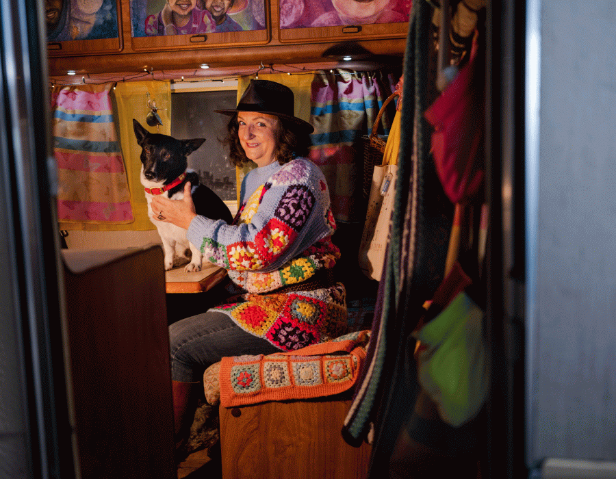 Isabelle Alexandrine Bourgeois avec son chien dans son camping-car