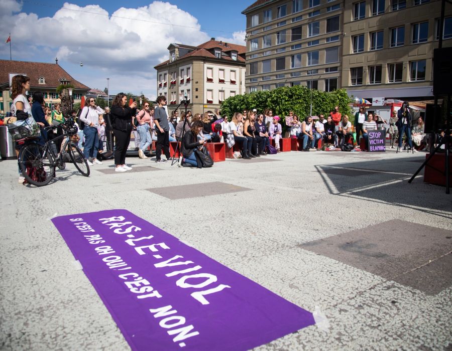 Banderole "Ras-le-viol" lors de la mobilisation à Berne.