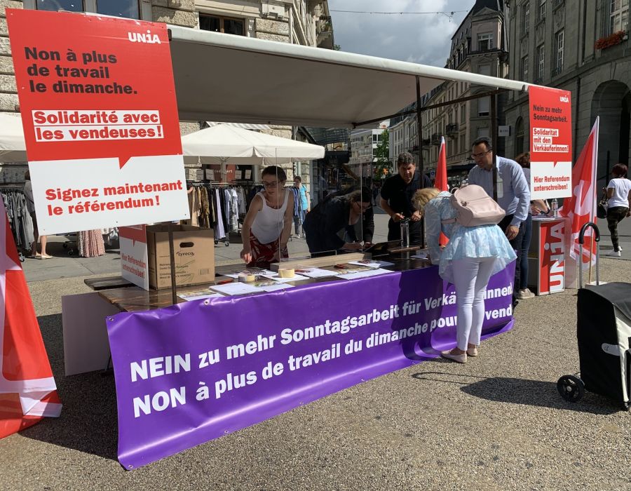 Stand Unia pour la récolte des signatures à Bienne.