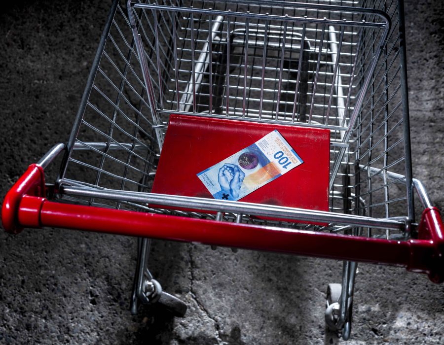 Un caddie de supermarché vide avec un billet de 100 francs