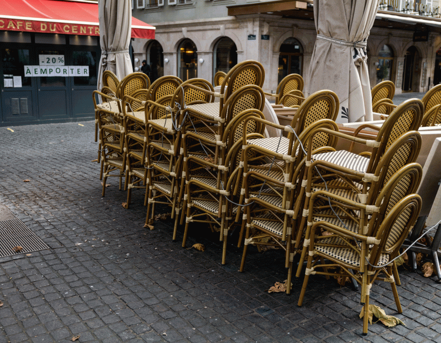 Chaises empilées sur une terrasse fermée