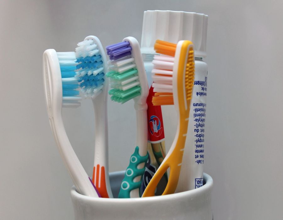 Des brosses à dents.