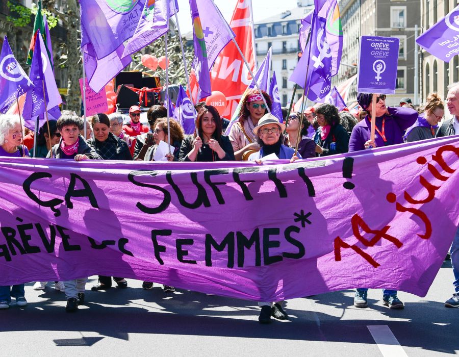 Cortège du 1er Mai avec des femmes en tête et un banderole: "ça suffit! Grève des femmes 14 juin"