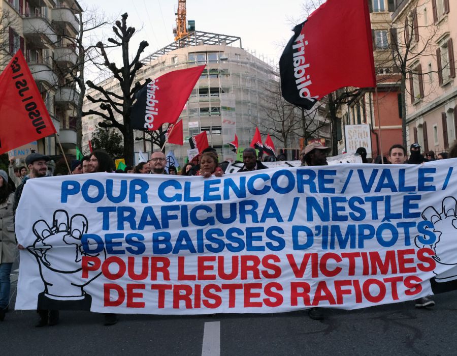 Manifestation à Lausanne pour dénoncer le pillage des matières premières.