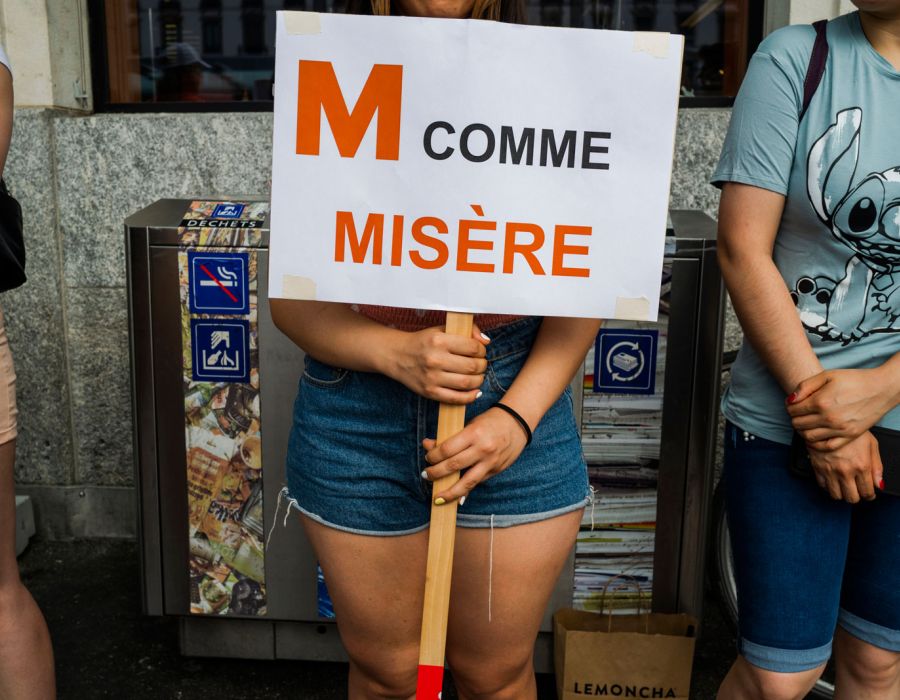 Pancarte "M comme misère".