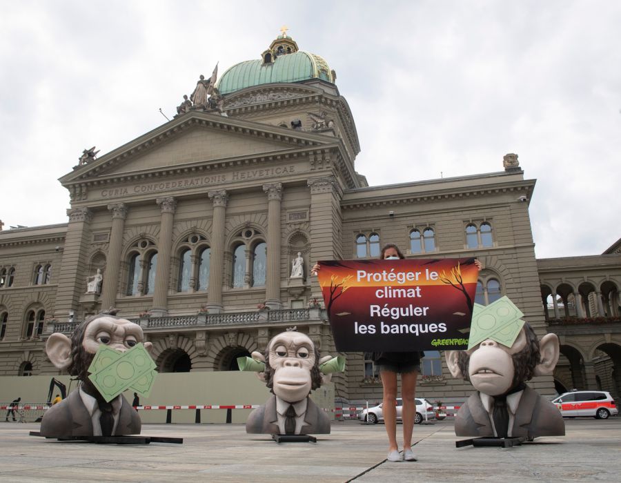 Action Greenpeace devant le Palais fédéral.