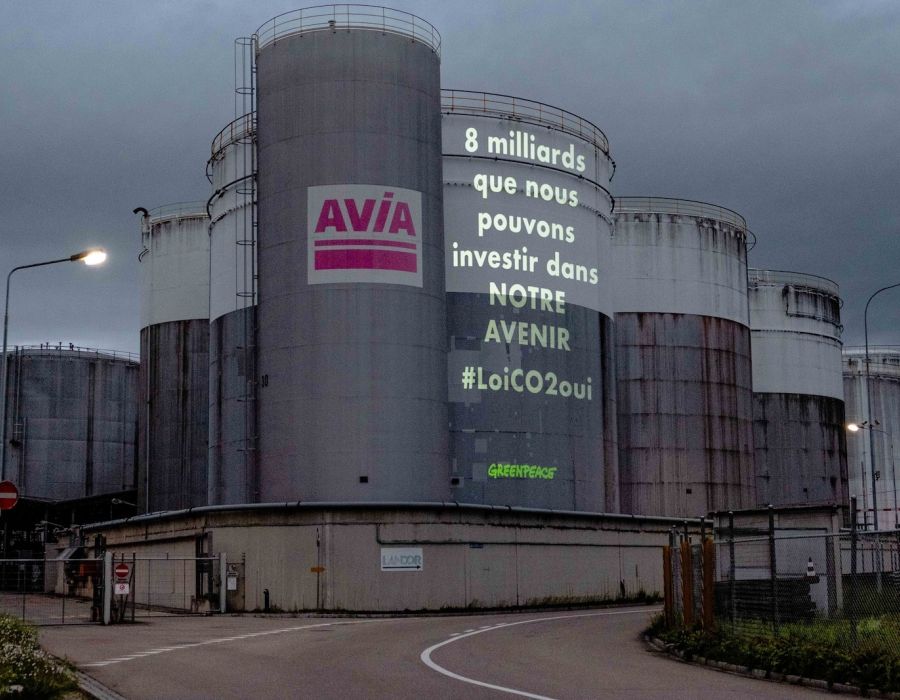 Projection de Greenpeace sur un réservoir d'Avia: "8 milliards que nous pouvons investir dans notre avenir. #LoiC02oui.