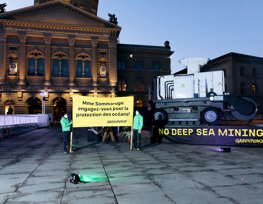Réplique de la machine d'excavation sur la place Fédérale. Et une banderole: Mme Sommaruga: engagez-vous pour la protection des océans!
