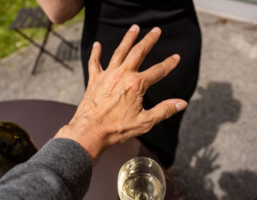 Une main d'homme tendue en direction d'une serveuse.