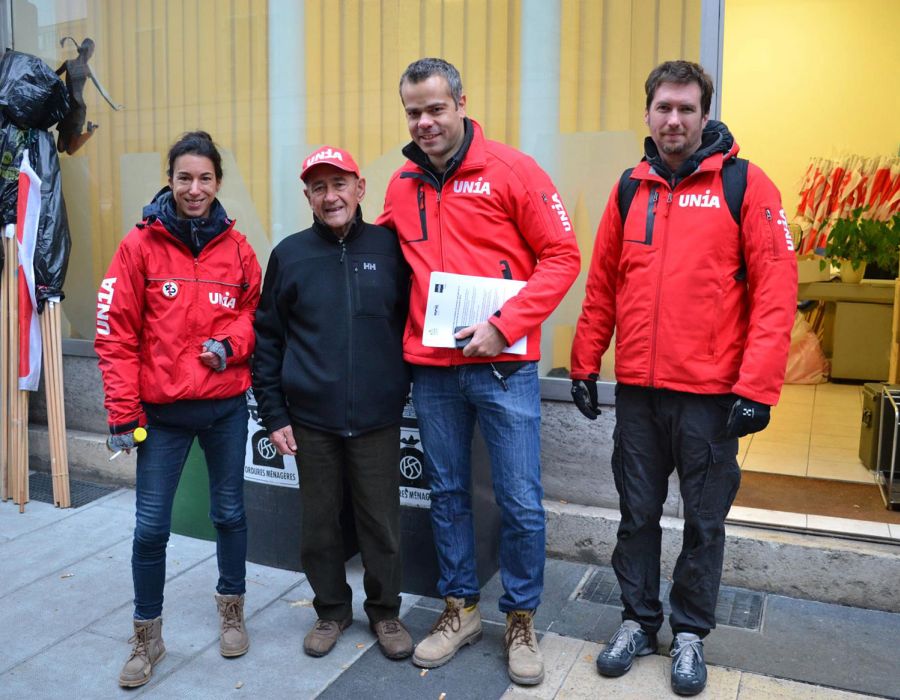 Entouré par les syndicalistes d’Unia Genève, Henri Chanson durant la grève des maçons en 2015. 