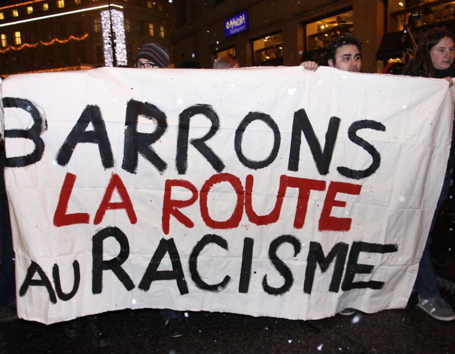 Banderole "Barrons la route au racisme".