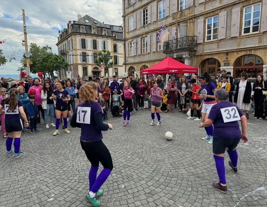 Des militantes féministes miment un match de foot à Nauchâtel